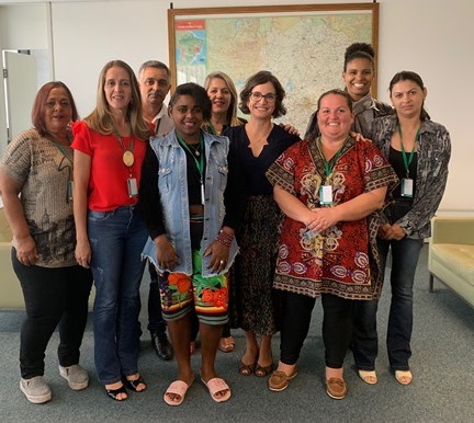 Secretária Julia Sant'Anna com o grupo de pais que são exemplo de participação na vida escolar de seus filhos. Foto: Franciele Xavier (SEE/MG)